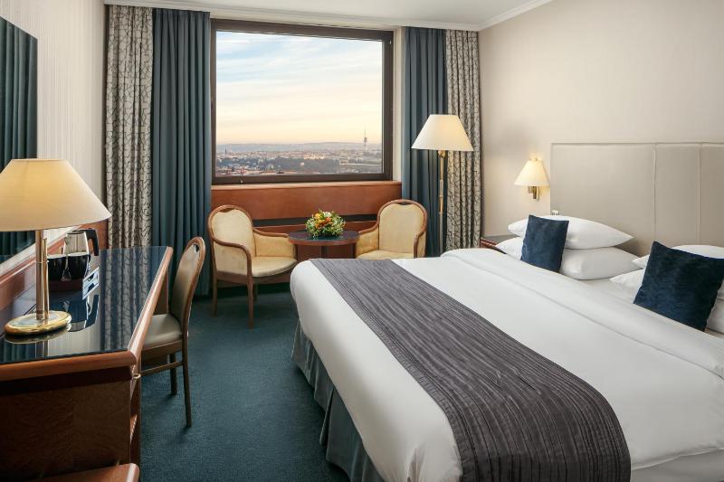 Executive King Room with Lounge & Spa Access image 3