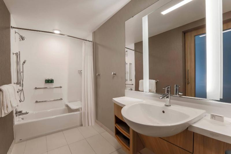 Studio with 2 queen beds, trundle bed and city view image 3