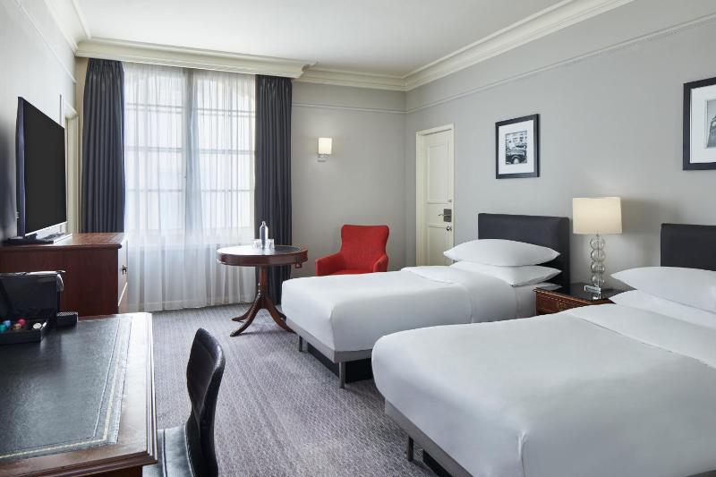 Superior Twin Room image 1