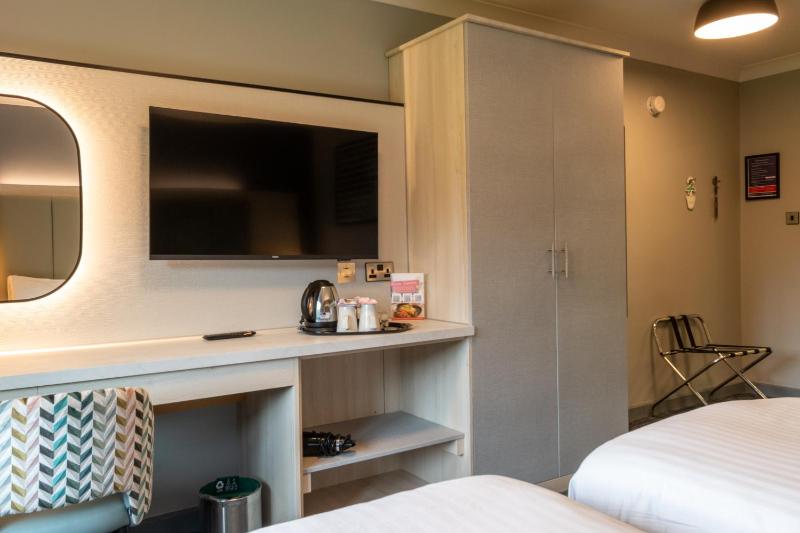 Standard Twin Room image 3