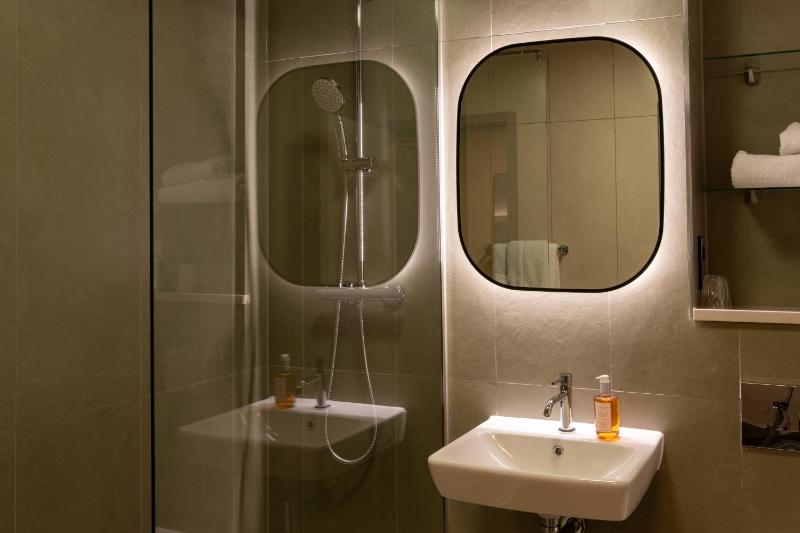 Standard Twin Room image 4