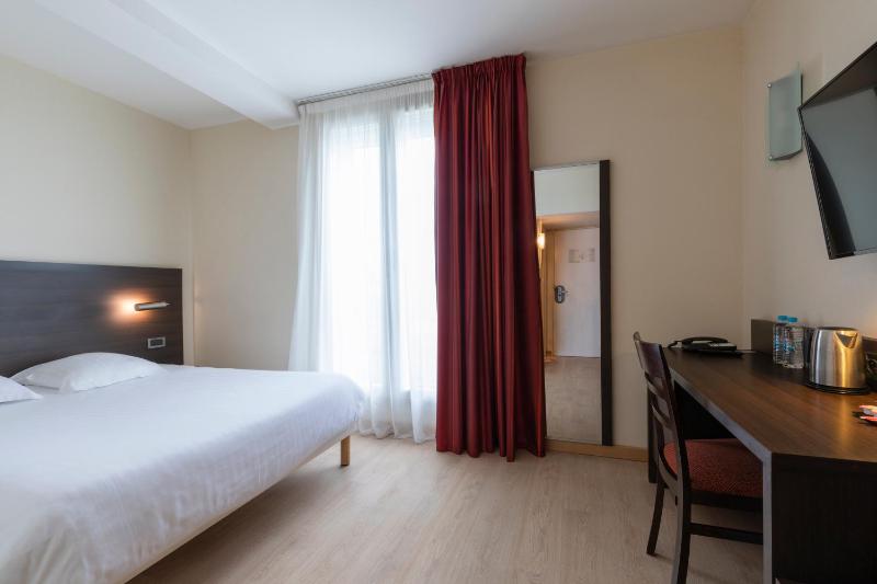 Standard Double Room image 3
