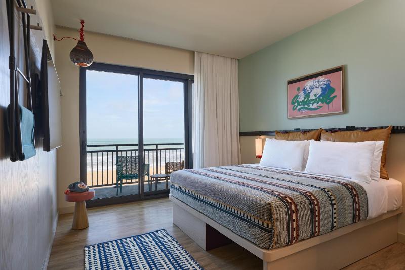 Moxy King Room with Balcony - Oceanfront image 4