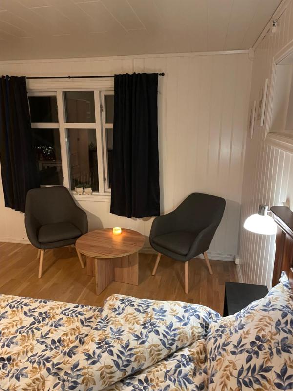 Queen Room with Shared Bathroom image 2
