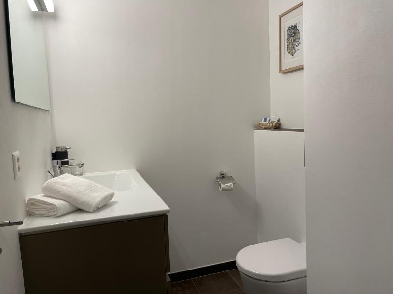 One-Bedroom Apartment image 4
