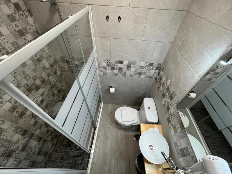 Twin Room with Private Bathroom image 3