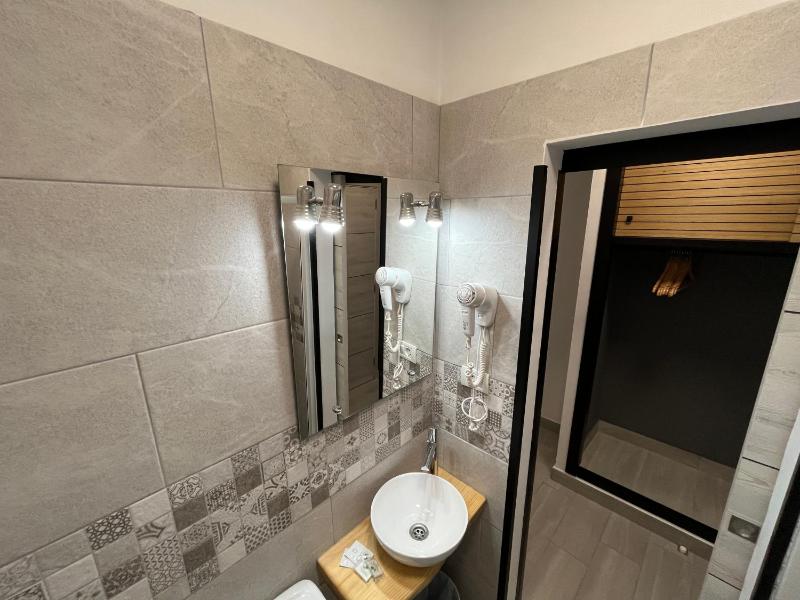 Twin Room with Private Bathroom image 4
