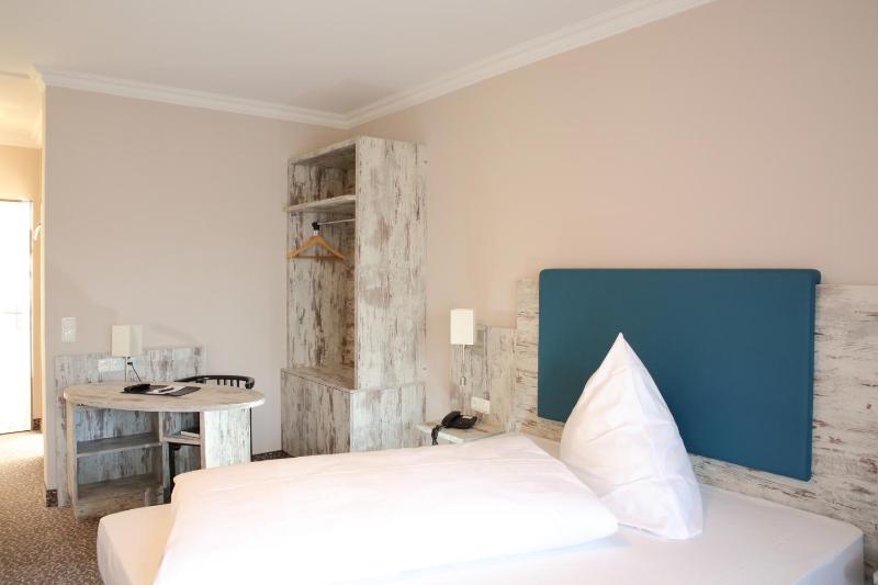 Double Room with Balcony image 3