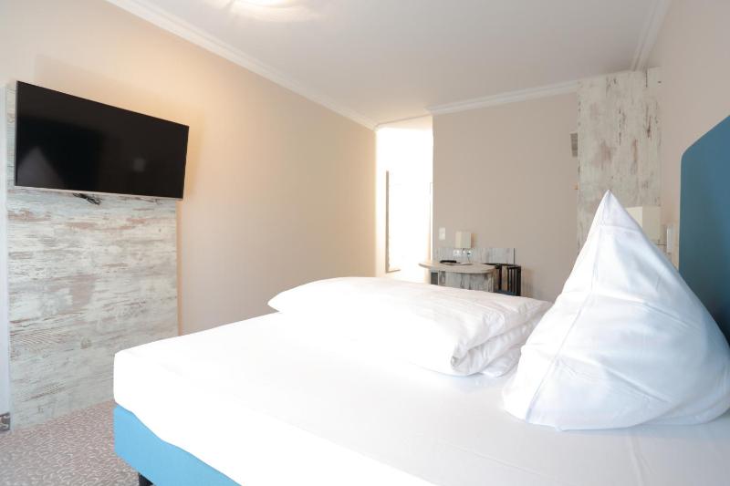 Double Room with Balcony image 4