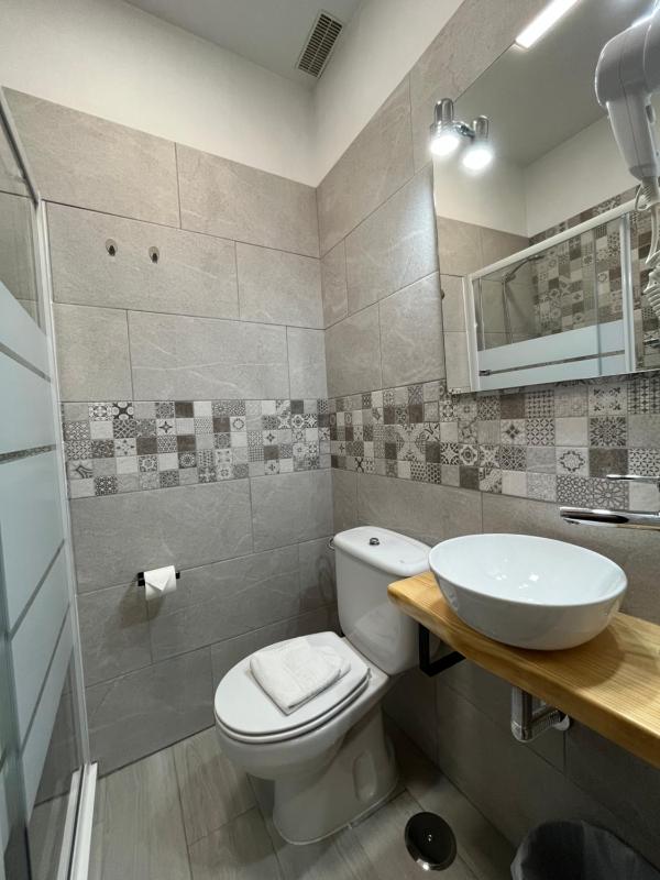 Twin Room with Private Bathroom image 2