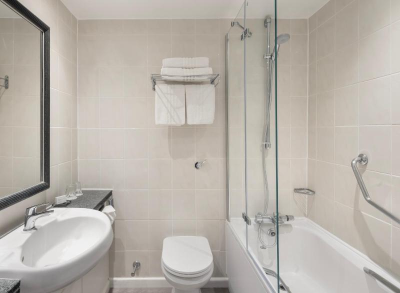 Twin Room image 4