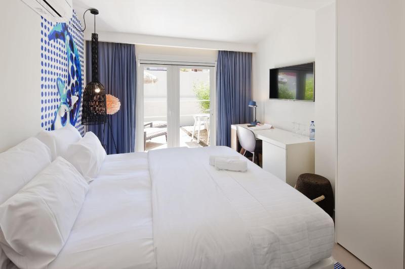 Deluxe Double or Twin Room image 2