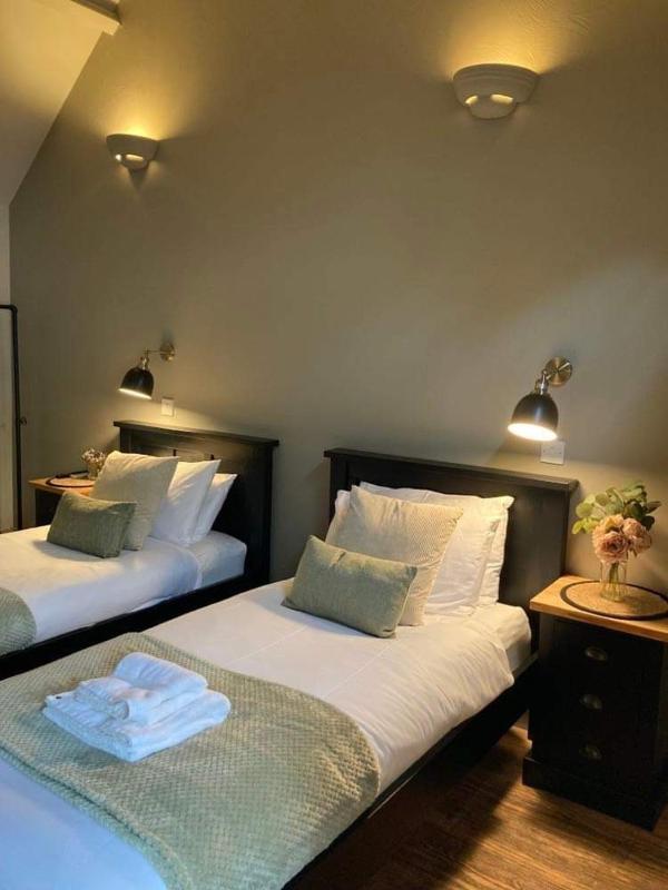 Twin Room image 3