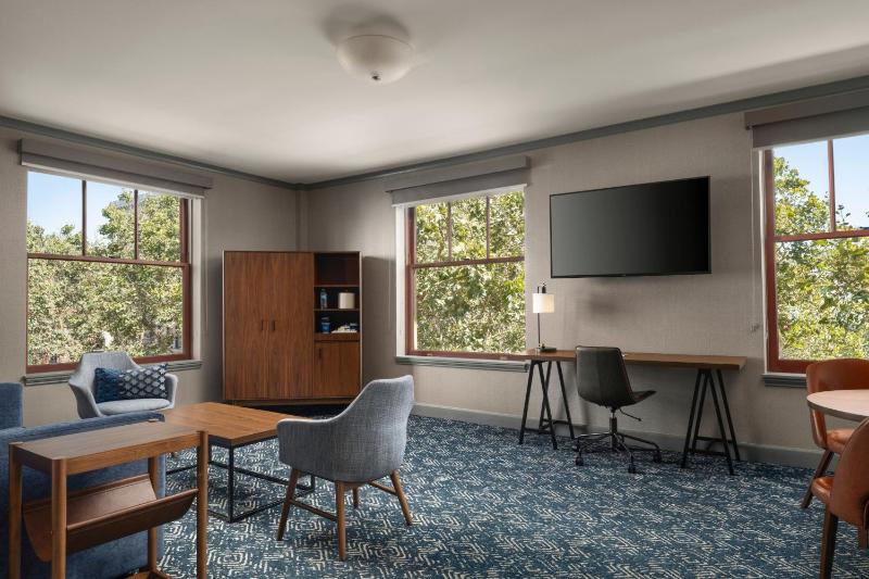 Corner King Suite with Sofa Bed image 2