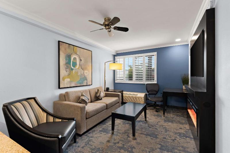 One-Bedroom King Suite with Sofa Bed and Courtyard View - Non-Smoking image 2