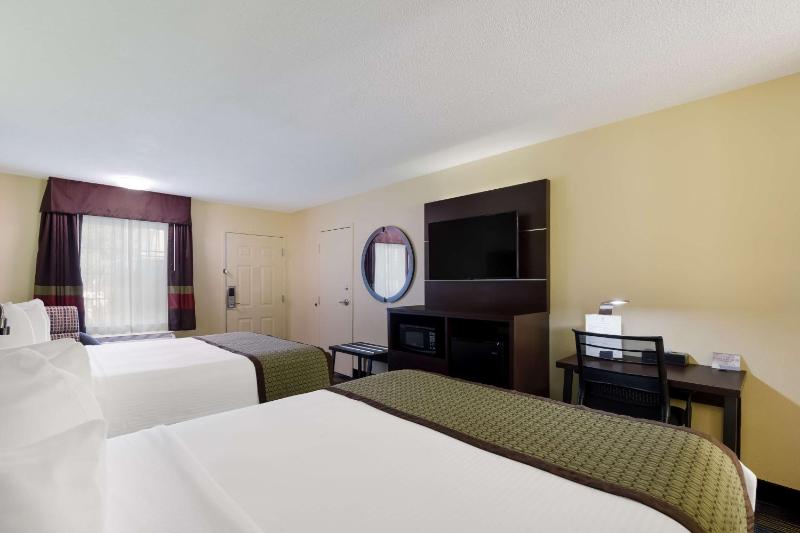 Queen Room with Two Queen Beds image 2