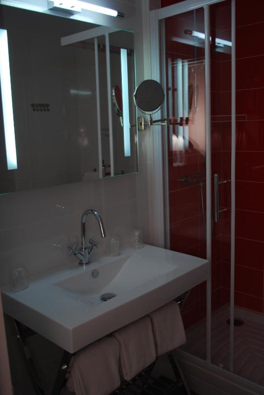 Triple Room with Shower image 3