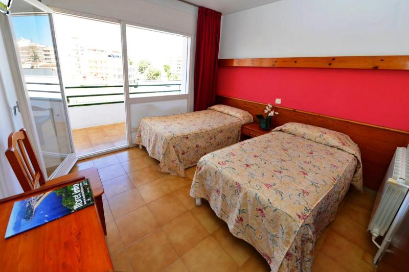 Double Room with Balcony image 3