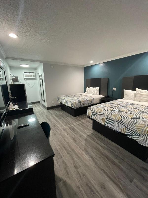 Queen Room with Two Queen Beds - Smoking image 3