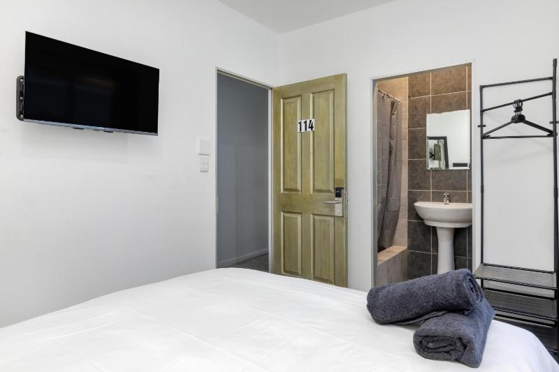 Economy Double Room image 4