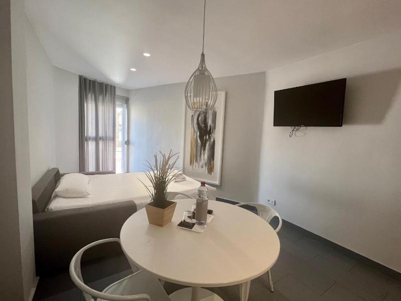 One-Bedroom Apartment Twin Beds image 3