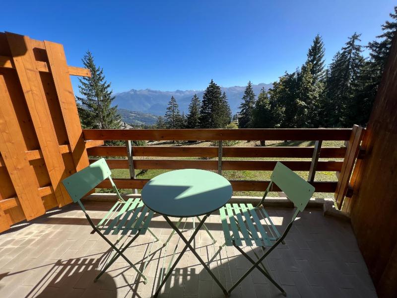 Family Room with Mountain View image 2