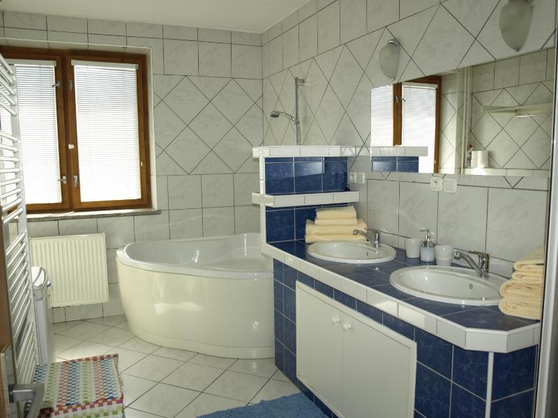 Deluxe Two-Bedroom Apartment image 3