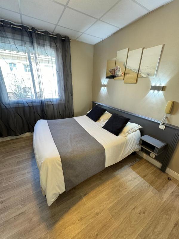 Standard Double Room image 4