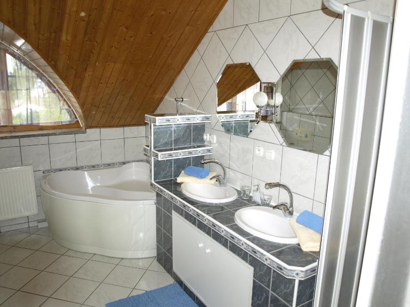 Deluxe One-Bedroom Apartment image 2