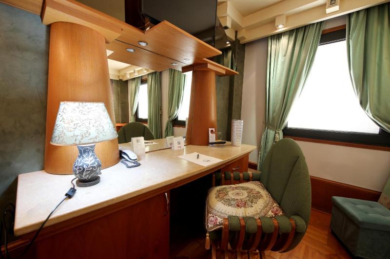 Standard Double Room image 4