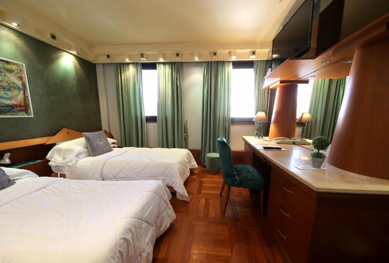 Standard Double Room image 3