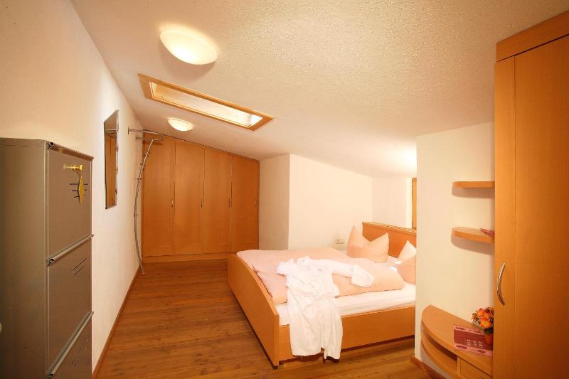 One-Bedroom Apartment with Balcony (6 Adults) image 3