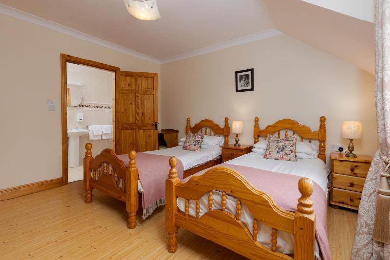 Twin Room image 4