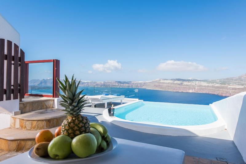 Cliffside Junior Suite with Private Pool and Caldera View image 4