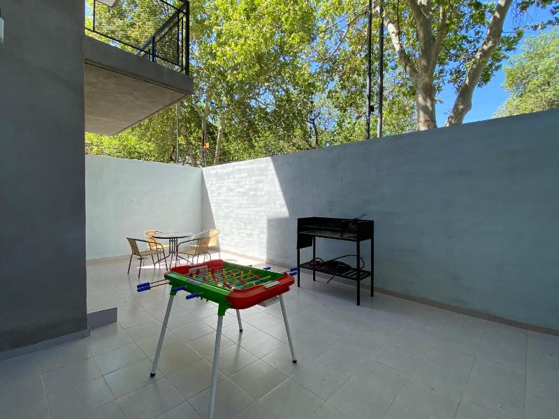Excepcional apartamento con patio cochera y parrilla en el centro - image 7
