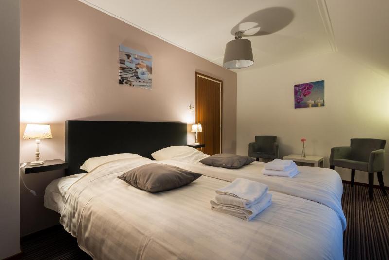 Small Twin Room image 4