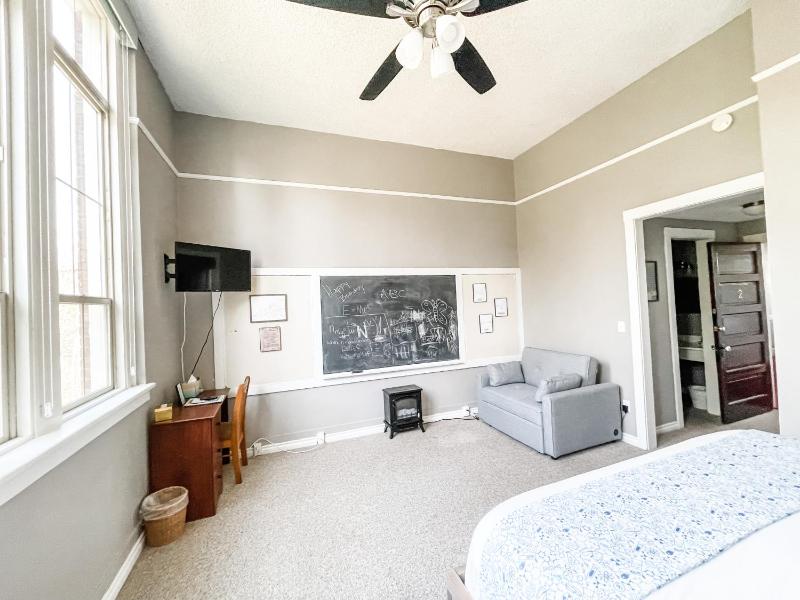 King Room with Sofa Bed image 2