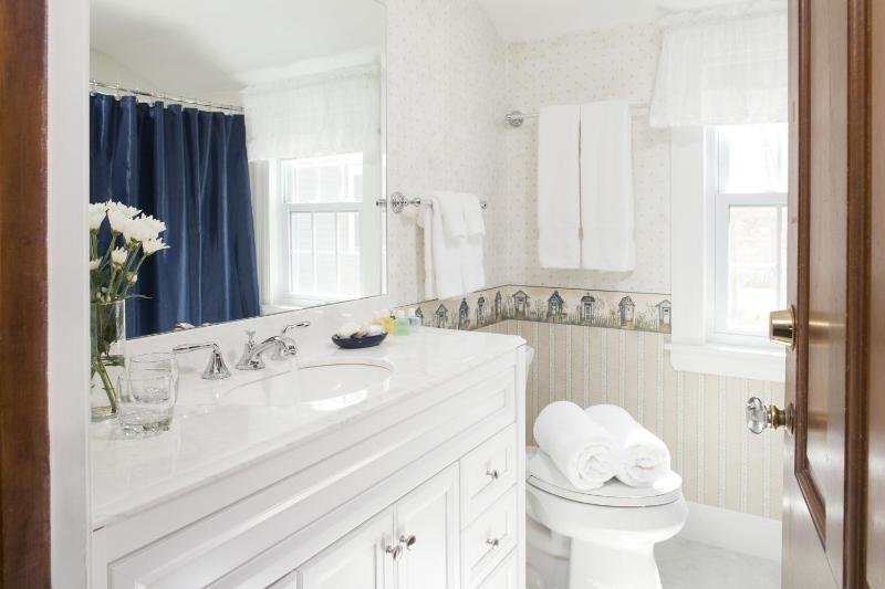 Budget Queen Room image 2