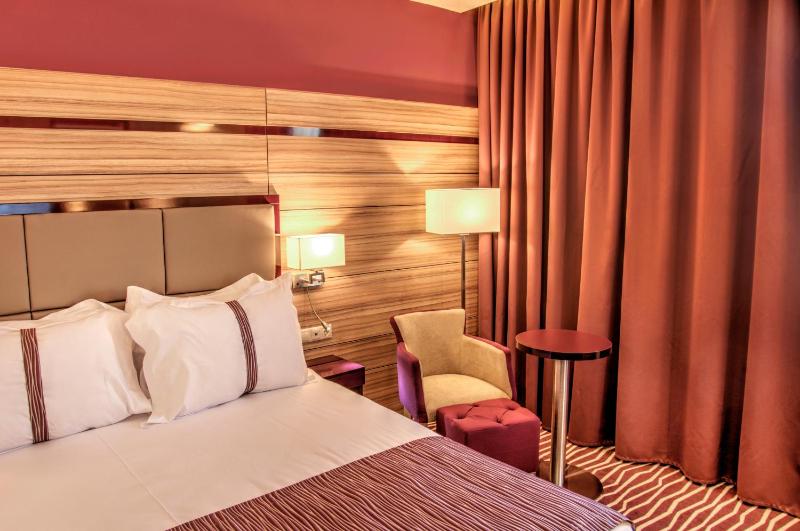 Standard King Room image 3