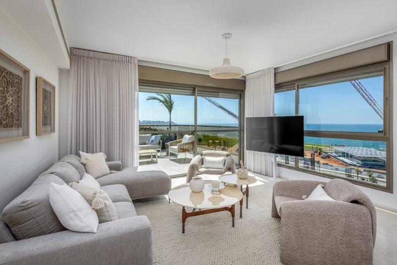 #Breathtaking 4BR/3BA Duplex Seafront - image 1