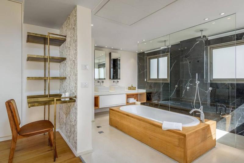 #Breathtaking 4BR/3BA Duplex Seafront - image 16