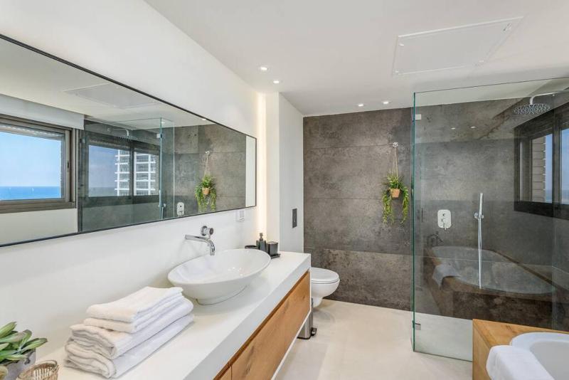 #Breathtaking 4BR/3BA Duplex Seafront - image 15