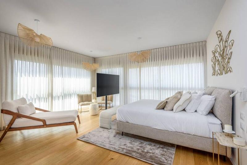 #Breathtaking 4BR/3BA Duplex Seafront - image 3