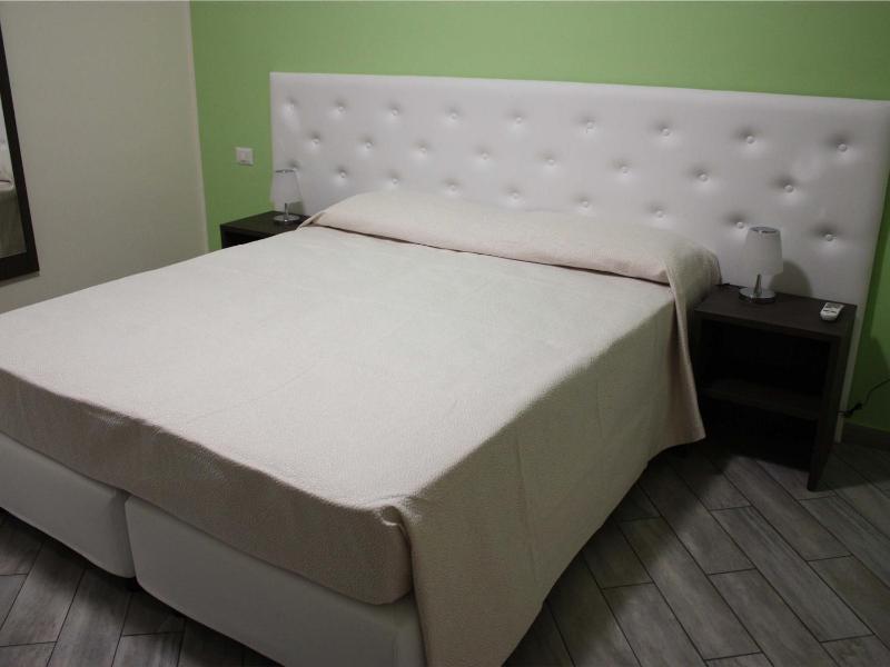 One-Bedroom Standard Apartment image 4
