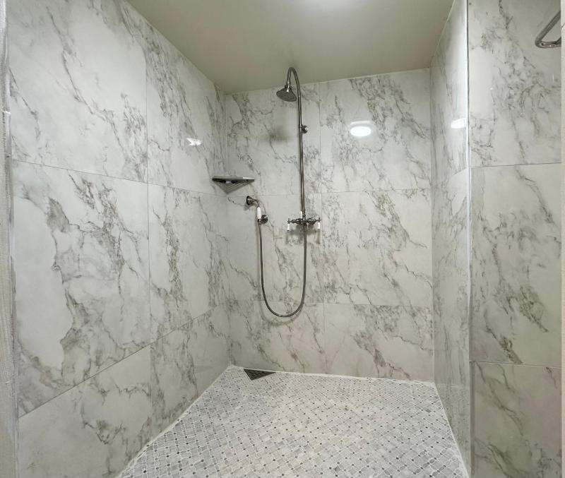 Superior King Suite image 3