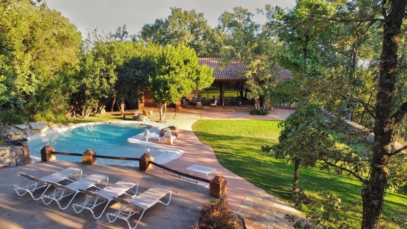 Six-Bedroom House image 1