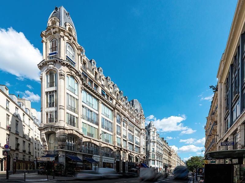 Three Bedroom A/C Apartment with Eiffel View image 4