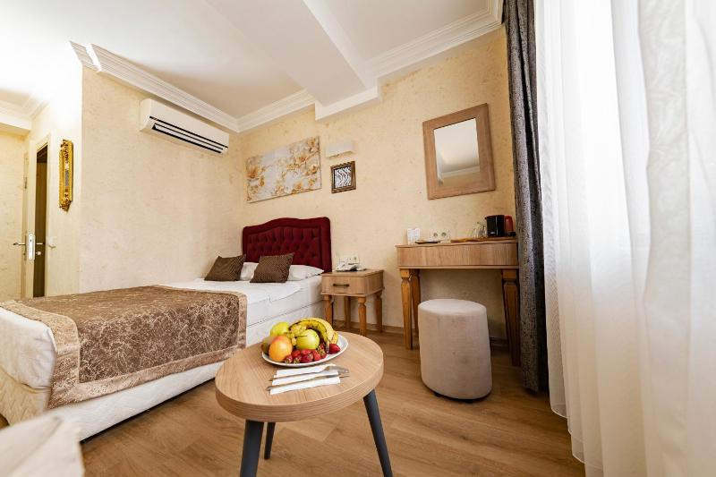 Single Room with Bathroom image 3