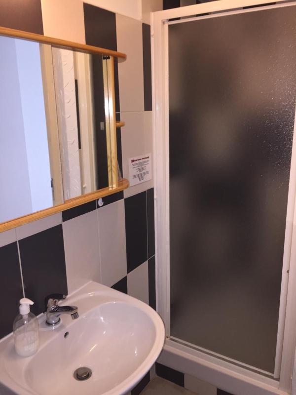 Twin Room image 4