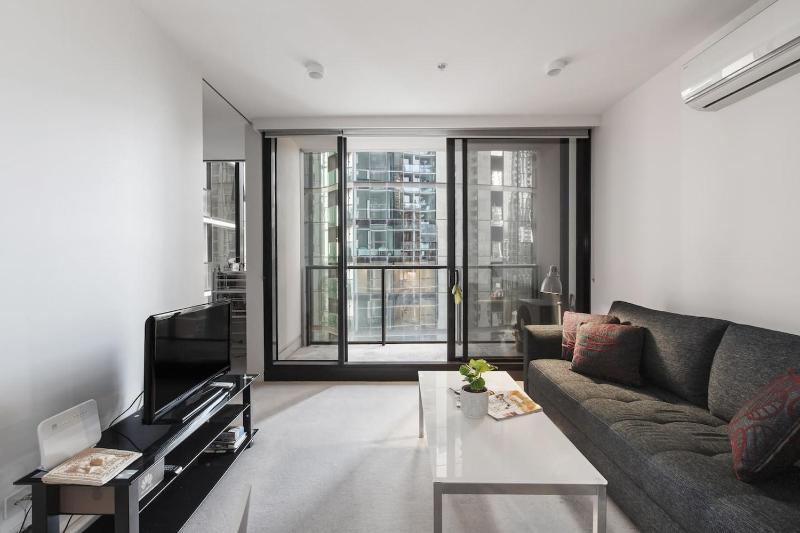 Central Sleek City Living close to Everything - image 1
